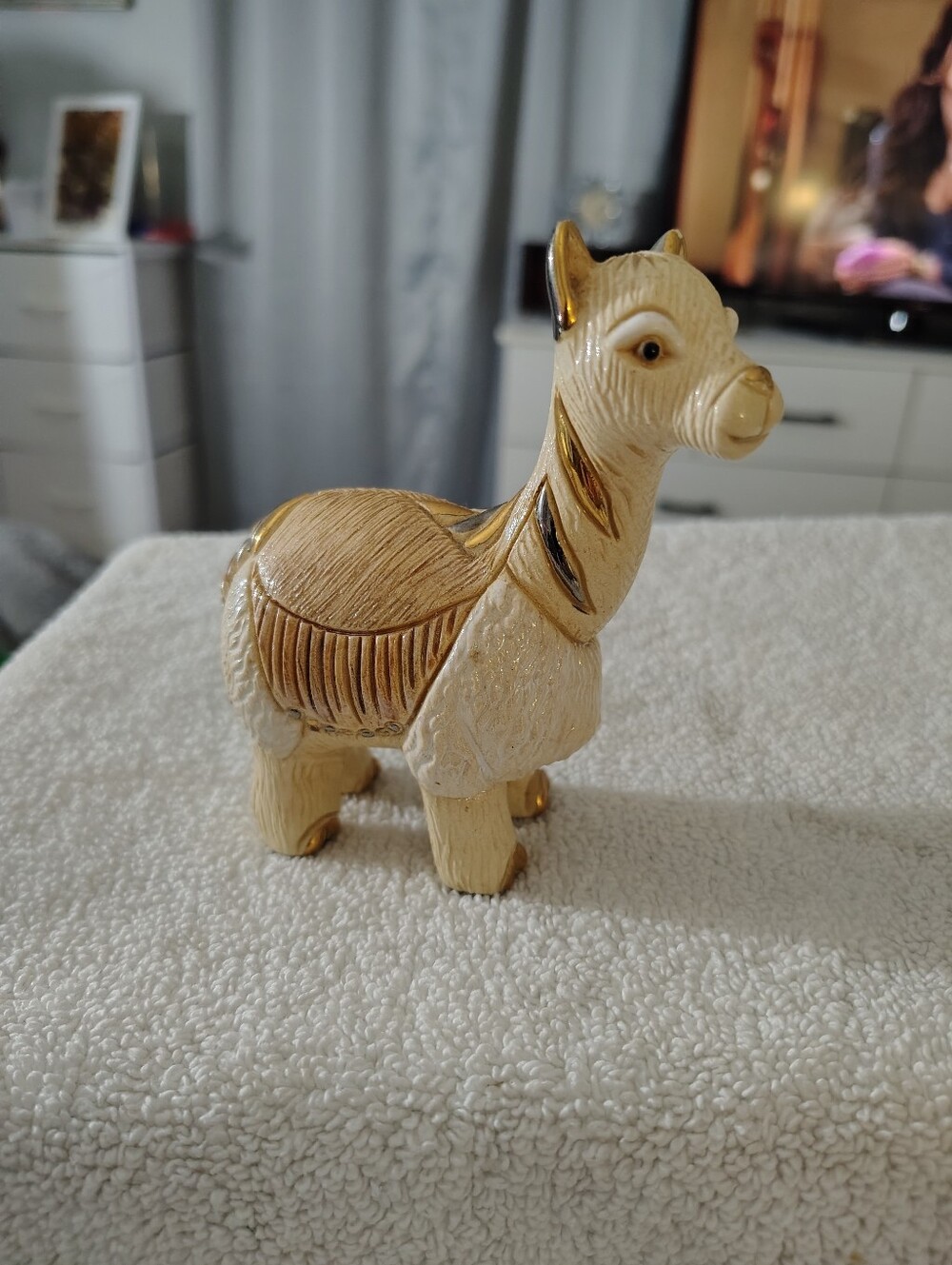 Decorative Ceramic Llama Figurine in Cream and Gold By Artesiania Rinconada 1/04